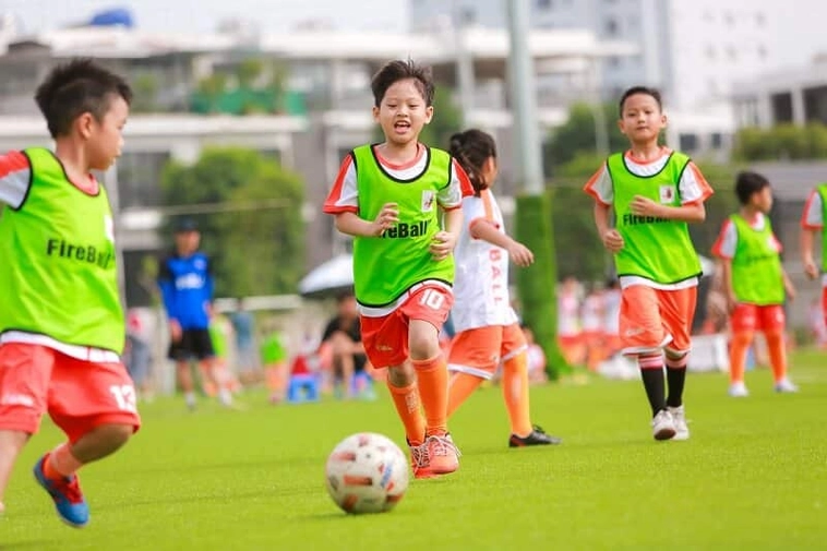 Đưa Con Đến Sân Cỏ: Bí Mật Tại Sao Nên Cho Trẻ Chơi Bóng Đá